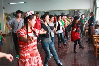 少数民族学生载歌载舞